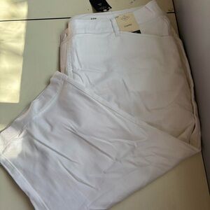 St. John's Bay White Mid Rise Capri Pants NWT